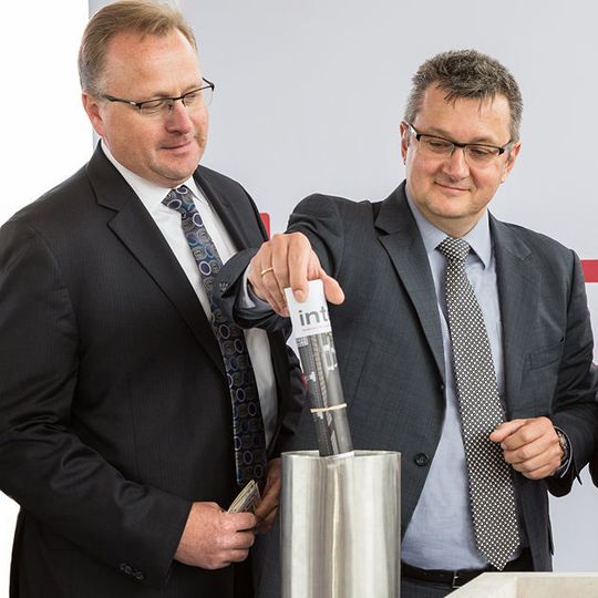 Die Zeitkapsel für den Grundstein des neuen Brose Werks im mexikanischen Querétaro füllten Thomas Spangler, Geschäftsführer Technik Brose Gruppe, und Michael Brosseau, Präsident Brose Nordamerika (v.l.n.r.). Die Zeitkapsel für den Grundstein des neuen Brose Werks im mexikanischen Querétaro füllten Thomas Spangler, Geschäftsführer Technik Brose Gruppe, und Michael Brosseau, Präsident Brose Nordamerika (v.l.n.r.).