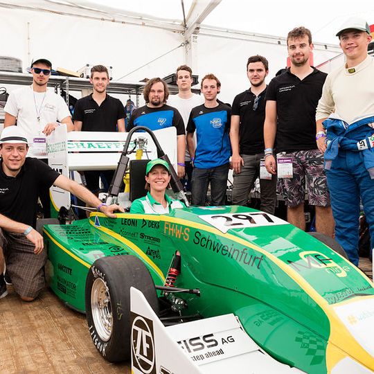 BU: Probesitzen im Rennwagen der Hochschule für angewandte Wissenschaften Würzburg- Schweinfurt: Corinna Schittenhelm, Vorstand Personal und Arbeitsdirektorin, zu Besuch bei der diesjährigen Formula Student Germany. BU: Probesitzen im Rennwagen der Hochschule für angewandte Wissenschaften Würzburg- Schweinfurt: Corinna Schittenhelm, Vorstand Personal und Arbeitsdirektorin, zu Besuch bei der diesjährigen Formula Student Germany.
