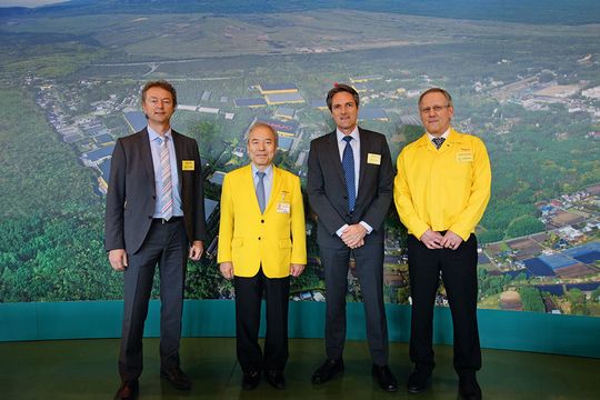 V. l. n. r. Herbert Sohm (Walter Meier), Yoshiharu Inaba (CEO Fanuc), Jochen Nutz (Geschäftsleiter Walter Meier), Peter Balimann (Fanuc). V. l. n. r. Herbert Sohm (Walter Meier), Yoshiharu Inaba (CEO Fanuc), Jochen Nutz (Geschäftsleiter Walter Meier), Peter Balimann (Fanuc).