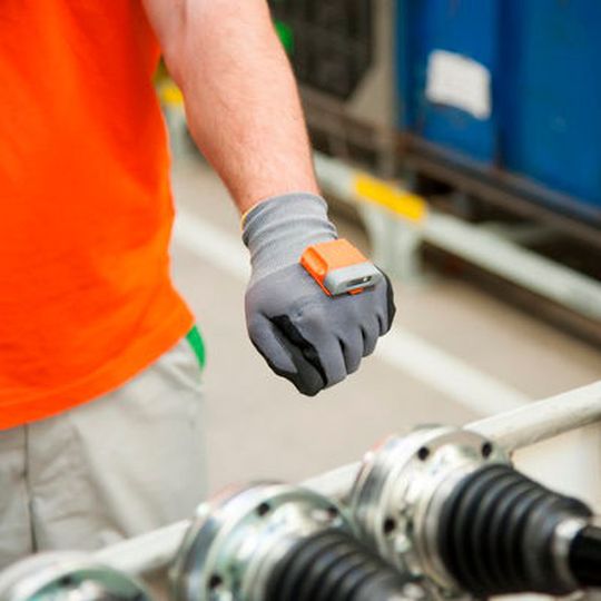 Smart-Handschuh: Der intelligente Handschuh ProGlove soll seinem Träger vor allem Arbeitsabläufe im Bereich Logistik erleichtern. Smart-Handschuh: Der intelligente Handschuh ProGlove soll seinem Träger vor allem Arbeitsabläufe im Bereich Logistik erleichtern.