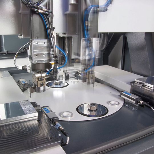 Die Ansprüche an die Beschriftungsprozesse sind in der Medizintechnik hoch, deshalb arbeitet diese Laseranlage vollautomatisch mit optischer Teileerkennung und zwei Robotergreifern. Die Ansprüche an die Beschriftungsprozesse sind in der Medizintechnik hoch, deshalb arbeitet diese Laseranlage vollautomatisch mit optischer Teileerkennung und zwei Robotergreifern.