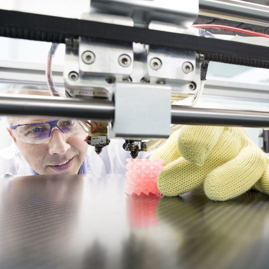 Covestro-Experte Roland Wagner beobachtet die Entstehung eines kleinen Bauteils im neuen 3D-Drucklabor des Unternehmens. Covestro-Experte Roland Wagner beobachtet die Entstehung eines kleinen Bauteils im neuen 3D-Drucklabor des Unternehmens.