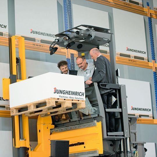 Jungheinrich lud 40 Gäste zum Infotag nach Hirschthal ein. Diskutiert wurde der Wandel in der Logistik. Jungheinrich lud 40 Gäste zum Infotag nach Hirschthal ein. Diskutiert wurde der Wandel in der Logistik.
