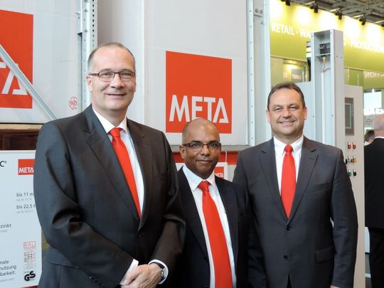 Gemeinsamer internationaler Messeauftritt von Meta-Geschäftsführer Dr. Klaus Vatter (l.), Nitin Shah (GF Meta-Großbritannien) und Hans Jürgen Korth (Abt.-Ltr. Vertrieb International). Gemeinsamer internationaler Messeauftritt von Meta-Geschäftsführer Dr. Klaus Vatter (l.), Nitin Shah (GF Meta-Großbritannien) und Hans Jürgen Korth (Abt.-Ltr. Vertrieb International).