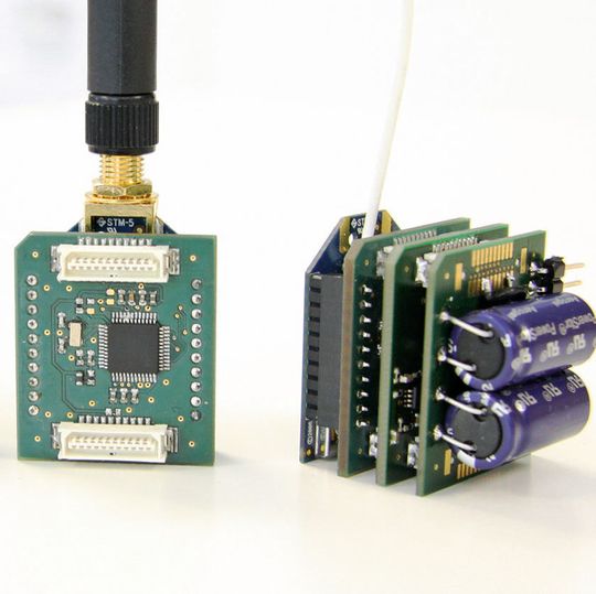 Messen, speichern, auswerten: ein Prototypsensor des Fraunhofer-LBF für die Zustandsüberwachung von Kränen und Staplern. Messen, speichern, auswerten: ein Prototypsensor des Fraunhofer-LBF für die Zustandsüberwachung von Kränen und Staplern.