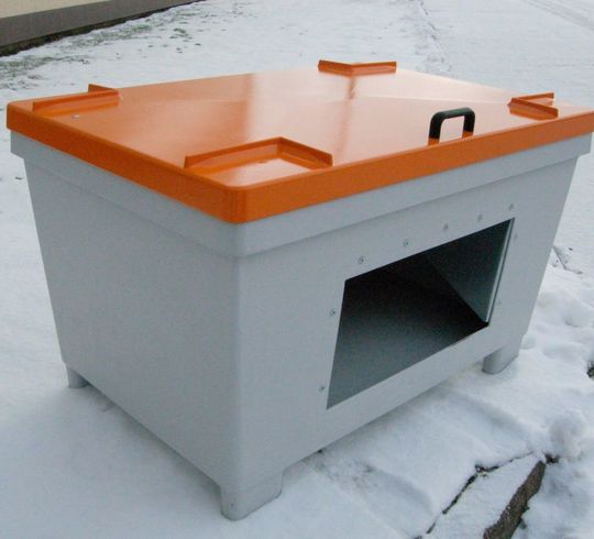 Gitterboxen könnten bald passé sein, denn der Duroplast-Experte Lorenz Kunststofftechnik hat eine Alternative aus glasfaserverstärktem Polyesther-Harz geschaffen, die in der Logistik nützliche Dienste leistet oder in leicht abzuwandelnder Form, wie Lorenz betont, auch andere Funktionen übernehmen kann – wie hier als robuste, witterungsstabile Streugut-Box. Zu sehen sind die Produkte auf der K 2016 in Düsseldorf. Gitterboxen könnten bald passé sein, denn der Duroplast-Experte Lorenz Kunststofftechnik hat eine Alternative aus glasfaserverstärktem Polyesther-Harz geschaffen, die in der Logistik nützliche Dienste leistet oder in leicht abzuwandelnder Form, wie Lorenz betont, auch andere Funktionen übernehmen kann – wie hier als robuste, witterungsstabile Streugut-Box. Zu sehen sind die Produkte auf der K 2016 in Düsseldorf.