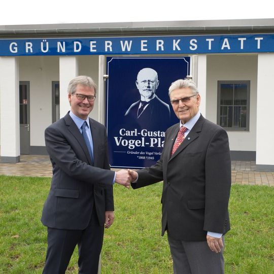 Vom Print-Verlag zum modernen Wissens- und Kommunikationspartner: Stefan Rühling (Vorsitzender der Geschäftsführung) und Dr. Kurt Eckernkamp (Verleger und Aufsichtsratsvorsitzender) auf dem Carl-Gustav-Vogel-Platz am Standort Würzburg.