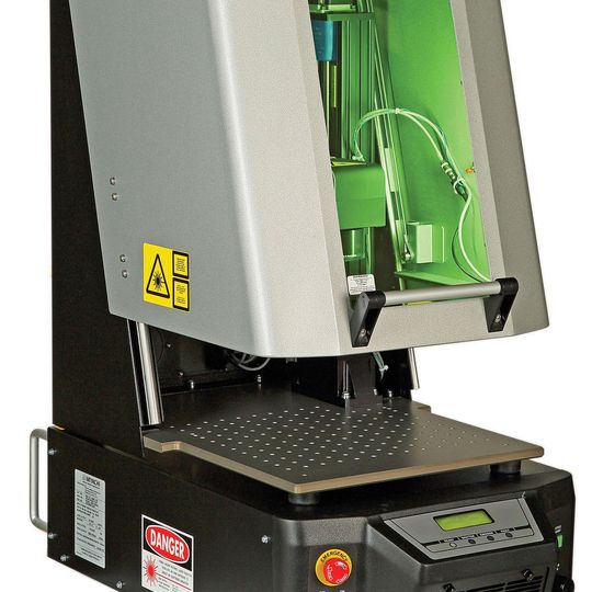 Die neue günstige Laserbeschirftungsstation LMWS von Amada Miyachi Europe wurde als kompaktes Tischgerät konzipiert.