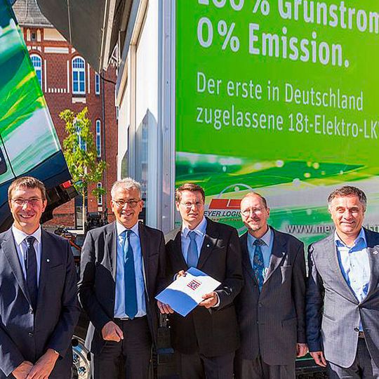 Die Projektpartner der Studie zu E-Lkw im Lieferverkehr (v.l.): Prof. Dr. Steven Lambeck, Vizepräsident für Forschung und Entwicklung, Wirtschaftsminister Tarek Al-Wazir, Gesamtprojektleiter Prof. Dr. Boris Zimmermann, technischer Projektleiter Prof. Dr. Wolfgang Geuer und Praxispartner Markus Bappert, Geschäftsführer Meyer Logistik. Die Projektpartner der Studie zu E-Lkw im Lieferverkehr (v.l.): Prof. Dr. Steven Lambeck, Vizepräsident für Forschung und Entwicklung, Wirtschaftsminister Tarek Al-Wazir, Gesamtprojektleiter Prof. Dr. Boris Zimmermann, technischer Projektleiter Prof. Dr. Wolfgang Geuer und Praxispartner Markus Bappert, Geschäftsführer Meyer Logistik.