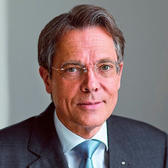 Dr. Jürgen Behrend verlässt Hella zum Ende des laufenden Geschäftsjahres auf eigenen Wunsch. Dr. Jürgen Behrend verlässt Hella zum Ende des laufenden Geschäftsjahres auf eigenen Wunsch.