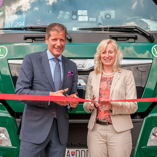 Astrid Lühring (Volkswagen Konzernlogistik) und Thomas Duvenbeck (Duvenbeck Holding) eröffnen das Konzern Consolidation Center (KCC) Bratislava.