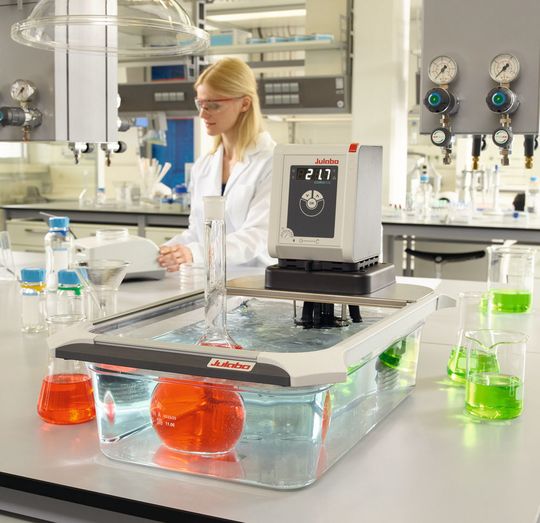 Corio-Thermostate erleichtern die täglichen Arbeiten und Routineaufgaben im Labor, wie zum Beispiel in der Grundlagenforschung oder bei der Materialprüfung. Corio-Thermostate erleichtern die täglichen Arbeiten und Routineaufgaben im Labor, wie zum Beispiel in der Grundlagenforschung oder bei der Materialprüfung.