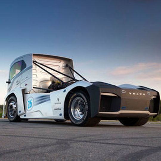 Der „Iron Knight“ von Volvo erreichte auf der 1.000-Meter-Strecke eine Durchschnittsgeschwindigkeit von 169 km/h. Der „Iron Knight“ von Volvo erreichte auf der 1.000-Meter-Strecke eine Durchschnittsgeschwindigkeit von 169 km/h.