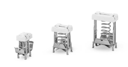 Neue Schirmklemmenbügel von Wago sorgen für elektromagnetische Verträglichkeit bei Maschinen und Anlagen.