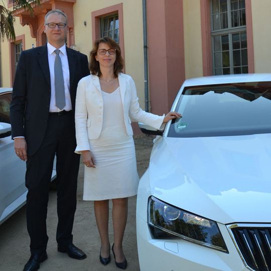 Die bisherige Chefin von Skoda Auto Deutschland, Imelda Labbé, hat heute in Darmstadt den Stab an ihren Nachfolger Frank Jürgens übergeben. Die bisherige Chefin von Skoda Auto Deutschland, Imelda Labbé, hat heute in Darmstadt den Stab an ihren Nachfolger Frank Jürgens übergeben.