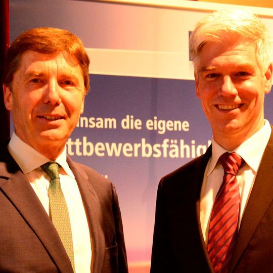 Dr. Theodor Lutz Tutmann (links) verabschiedet sich vom Industrieverband Massivumformung, die Nachfolge übernimmt Tobias Hain. Dr. Theodor Lutz Tutmann (links) verabschiedet sich vom Industrieverband Massivumformung, die Nachfolge übernimmt Tobias Hain.