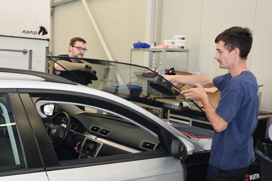 Viele Autofahrer lassen ihre beschädigten Frontscheiben von spezialisierten Glasfachbetrieben austauschen, die über qualifizierte Mitarbeiter verfügen.