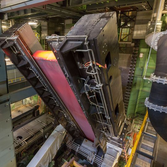 Blick ins Innere der Senkrecht-Stranggießanlage von Dillinger.