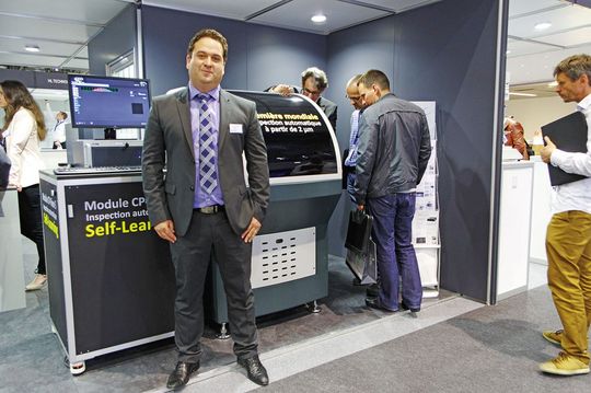 Roberto Mento, devant la plateforme TSL présenté en première mondiale lors du salon EPHJ-EPMT-SMT. Roberto Mento, devant la plateforme TSL présenté en première mondiale lors du salon EPHJ-EPMT-SMT.