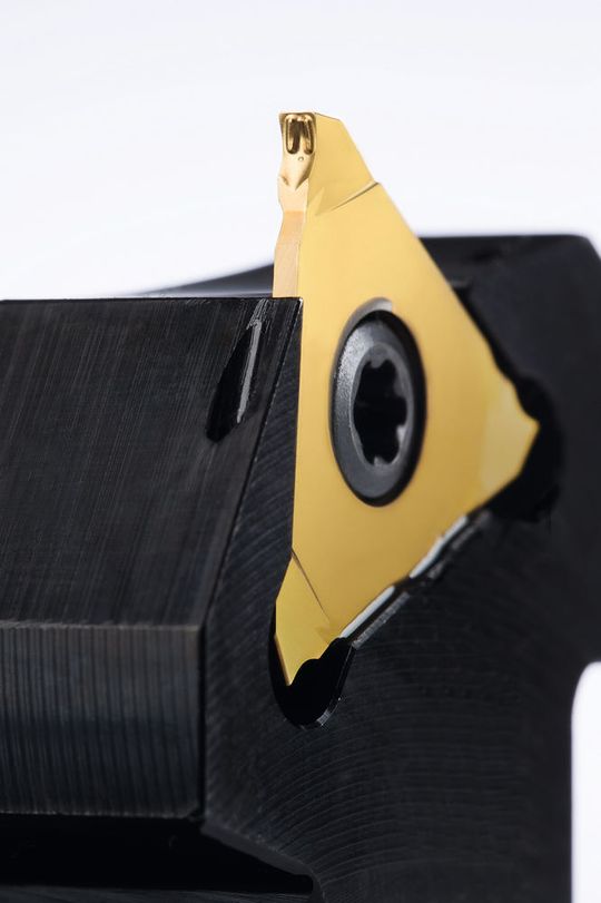 Narrow triple-edge cutting insert S315 in new EG55-high-performance coating grade. Narrow triple-edge cutting insert S315 in new EG55-high-performance coating grade.