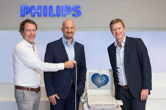 Im Bild zu sehen sind Dr. Götz Welsch, Leiter des UKE-Athleticums und leitender Mannschaftsarzt beim HSV, Thomas Schönen, Leiter Brand, Communications & Digital bei Philips für die Region D/A/CH und Joachim Hilke, Marketingvorstand des Hamburger Sportvereins. Im Bild zu sehen sind Dr. Götz Welsch, Leiter des UKE-Athleticums und leitender Mannschaftsarzt beim HSV, Thomas Schönen, Leiter Brand, Communications & Digital bei Philips für die Region D/A/CH und Joachim Hilke, Marketingvorstand des Hamburger Sportvereins.