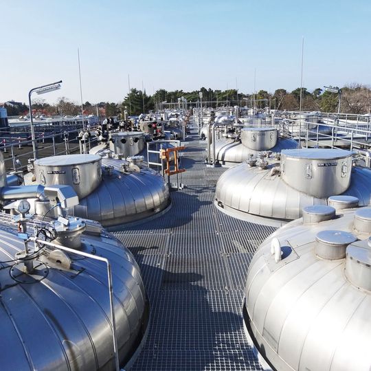 Imposanter Anblick: das zentrale Tanklager am Standort Ingelheim (Tanktassen von oben) Imposanter Anblick: das zentrale Tanklager am Standort Ingelheim (Tanktassen von oben)