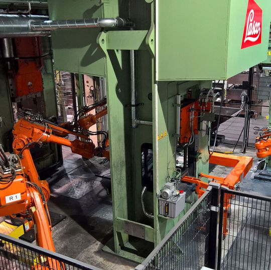 Eine komplette Schmiedelinie zur Herstellung von Äxten hat Lasco an Fiskars geliefert. Eine komplette Schmiedelinie zur Herstellung von Äxten hat Lasco an Fiskars geliefert.