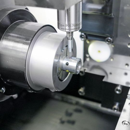 Der Messtaster TC76-Digilog von Blum-Novotest scannt die komplette Kontur des Langlochs. Der Messtaster TC76-Digilog von Blum-Novotest scannt die komplette Kontur des Langlochs.