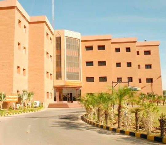 Der „Prof. Wolfgang Voelter Laboratories Complex“ der Universität Karatschi im pakistanischen Karatschi. Der „Prof. Wolfgang Voelter Laboratories Complex“ der Universität Karatschi im pakistanischen Karatschi.