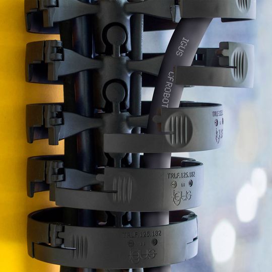 Auch am Roboter montiert soll sich die Triflex TRLF jederzeit schnell und einfach öffnen lassen, was den Austausch von Leitungen oder die komplette Neubefüllung erleichtert. Auch am Roboter montiert soll sich die Triflex TRLF jederzeit schnell und einfach öffnen lassen, was den Austausch von Leitungen oder die komplette Neubefüllung erleichtert.