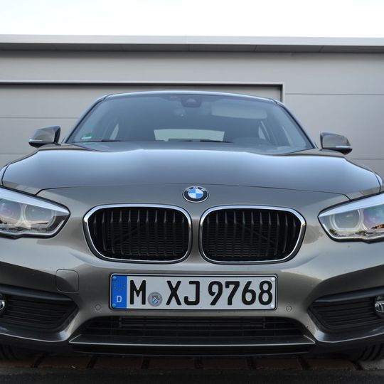 Mit über 25.000 Neuzulassungen in den ersten sieben Monaten diesen Jahres fährt die 1er-Baureihe von BMW in Deutschland auch in ihrem zwölften Produktionsjahr noch in der Erfolgsspur. Mit über 25.000 Neuzulassungen in den ersten sieben Monaten diesen Jahres fährt die 1er-Baureihe von BMW in Deutschland auch in ihrem zwölften Produktionsjahr noch in der Erfolgsspur.