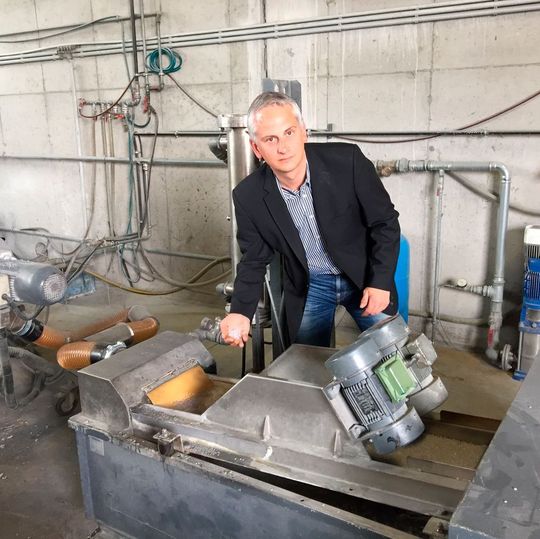 An der Nutzbarmachung des Polystyrol-Anteils wird weiter gearbeitet: Hans Grubmüller, Geschäftsführer von Innplast, bei der Besichtigung des PS-Granulats an der Extrusion. An der Nutzbarmachung des Polystyrol-Anteils wird weiter gearbeitet: Hans Grubmüller, Geschäftsführer von Innplast, bei der Besichtigung des PS-Granulats an der Extrusion.