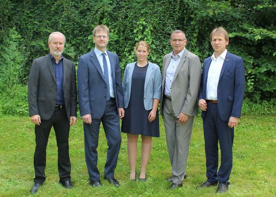 Inneo und Cadfem beschließen ihre Partnerschaft (v.l.): Ralf Prinz (CTO Inneo), Jürgen Vogt (Geschäftsführer Cadfem), Nathalie Mattwich (Vertrieb Cadfem), Gerhard Rieger (Vertriebsleiter Inneo) und Helmut Haas (Geschäftsführer Inneo). Inneo und Cadfem beschließen ihre Partnerschaft (v.l.): Ralf Prinz (CTO Inneo), Jürgen Vogt (Geschäftsführer Cadfem), Nathalie Mattwich (Vertrieb Cadfem), Gerhard Rieger (Vertriebsleiter Inneo) und Helmut Haas (Geschäftsführer Inneo).