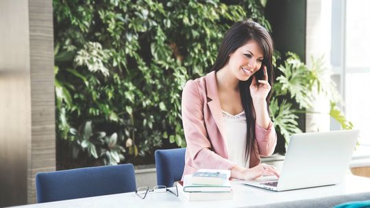 Hübsches Lächeln und eine sympathische Ausstrahlung: Immer wieder kommt es auf der Arbeit vor, dass die Freundlichkeit einer hübschen Mitarbeiterin falsch ausgelegt wird. Doch nicht nur Frauen geraten in diese Flirt-Falle – auch Männer müssen sich ab und zu aus ihr befreien. Hübsches Lächeln und eine sympathische Ausstrahlung: Immer wieder kommt es auf der Arbeit vor, dass die Freundlichkeit einer hübschen Mitarbeiterin falsch ausgelegt wird. Doch nicht nur Frauen geraten in diese Flirt-Falle – auch Männer müssen sich ab und zu aus ihr befreien.