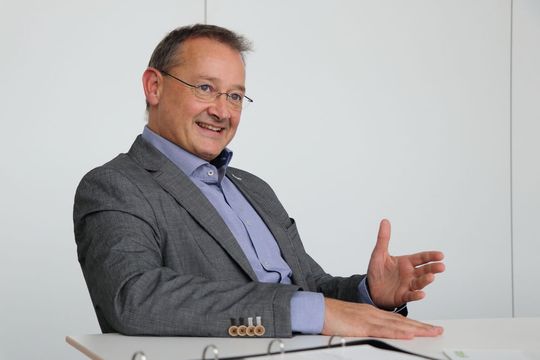 Richard Markus, Leiter Internationales Key Account Management Transport bei Wago, spricht über 40 Jahre Federzugklemmtechnik im Bahn-Einsatz. Richard Markus, Leiter Internationales Key Account Management Transport bei Wago, spricht über 40 Jahre Federzugklemmtechnik im Bahn-Einsatz.