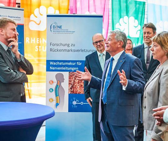 Joachim Gauck und seine Lebensgefährtin Daniela Schadt im Gespräch mit Prof. Frank Bradke. Joachim Gauck und seine Lebensgefährtin Daniela Schadt im Gespräch mit Prof. Frank Bradke.