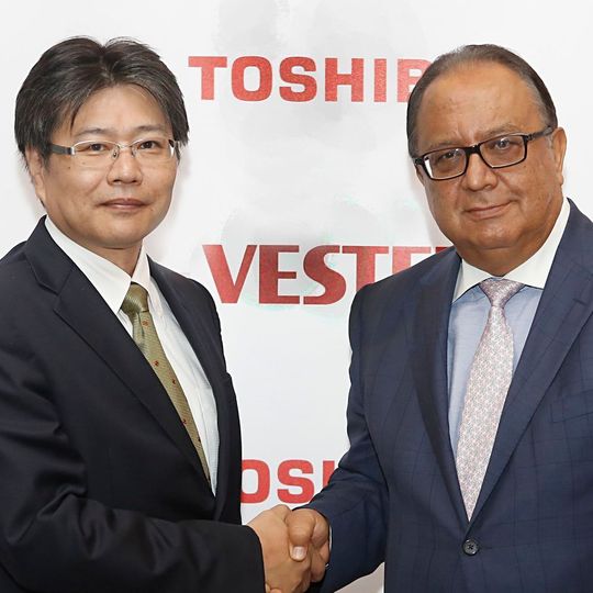 Atsushi Murasawa, Chef der Visual-Products-Gruppe bei Toshiba, und Turan Erdogan, CEO der Vestel-Gruppe, verkündeten die Lizenzvereinbarung auf der IFA. Atsushi Murasawa, Chef der Visual-Products-Gruppe bei Toshiba, und Turan Erdogan, CEO der Vestel-Gruppe, verkündeten die Lizenzvereinbarung auf der IFA.