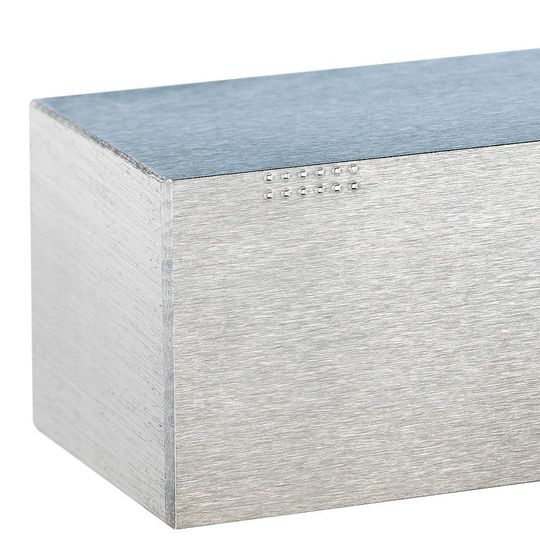 Der dreiecksförmige Einsatz mit den pyramidenförmigen Zähnen dringt durch Einschneiden in das zu bearbeitende Material ein und schafft so eine formschlüssige Spannung des Werkstücks. Der dreiecksförmige Einsatz mit den pyramidenförmigen Zähnen dringt durch Einschneiden in das zu bearbeitende Material ein und schafft so eine formschlüssige Spannung des Werkstücks.