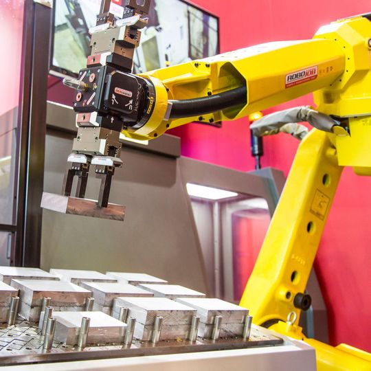 Roboter unterstützen den Bearbeitungsprozess durch die Übernahme begleitender Tätigkeiten, beispielsweise Entgraten, Positionieren oder Werkstückwechsel. Roboter unterstützen den Bearbeitungsprozess durch die Übernahme begleitender Tätigkeiten, beispielsweise Entgraten, Positionieren oder Werkstückwechsel.