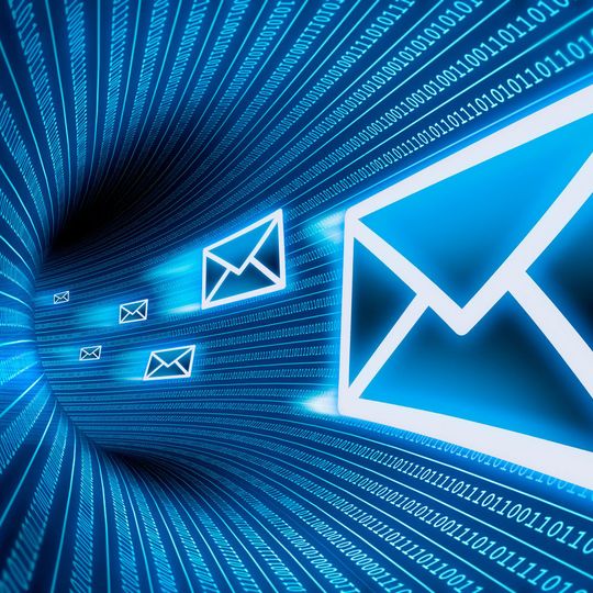 Nur die Verschlüsselung von E-Mails verhindert, dass versendete Informationen von Unbefugten mitgelesen werden können. Nur die Verschlüsselung von E-Mails verhindert, dass versendete Informationen von Unbefugten mitgelesen werden können.