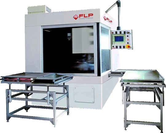 Bild 1: Zwei-Scheiben-Maschine zum Feinschleifen. Die Hochpräzisionsbearbeitung verlangt bis auf ±2 µm genaue Maschinenbewegungen. Bild 1: Zwei-Scheiben-Maschine zum Feinschleifen. Die Hochpräzisionsbearbeitung verlangt bis auf ±2 µm genaue Maschinenbewegungen.