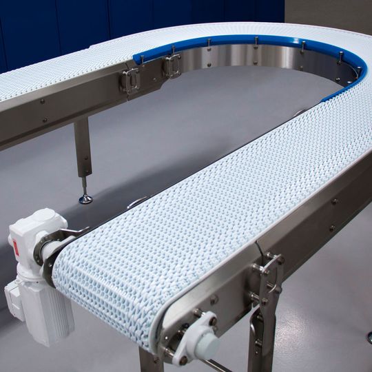Die Hygieneförderer von FlexLink folgen den EHEDG-Richtlinien, lassen sich einfach und schnell reinigen und ermöglichen ein raumsparendes Layout. Die Hygieneförderer von FlexLink folgen den EHEDG-Richtlinien, lassen sich einfach und schnell reinigen und ermöglichen ein raumsparendes Layout.