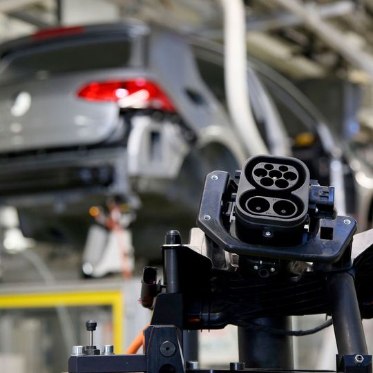 In der E-Golf-Montage in Wolfsburg wird eine Steckdose für ihren Einsatz vorbereitet. In der E-Golf-Montage in Wolfsburg wird eine Steckdose für ihren Einsatz vorbereitet.