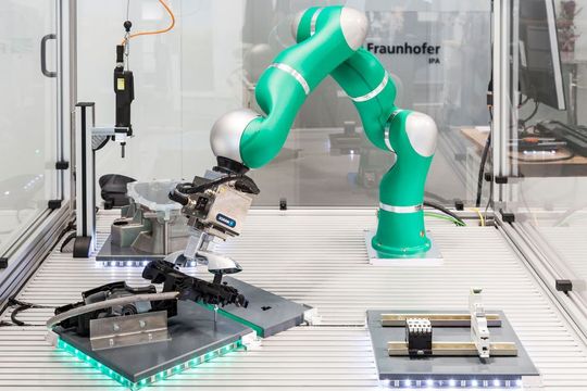 Die IPA-Software Pitasc ermöglicht feinfühlige, automatisierte Montageprozesse für Roboter aller Hersteller. Die IPA-Software Pitasc ermöglicht feinfühlige, automatisierte Montageprozesse für Roboter aller Hersteller.