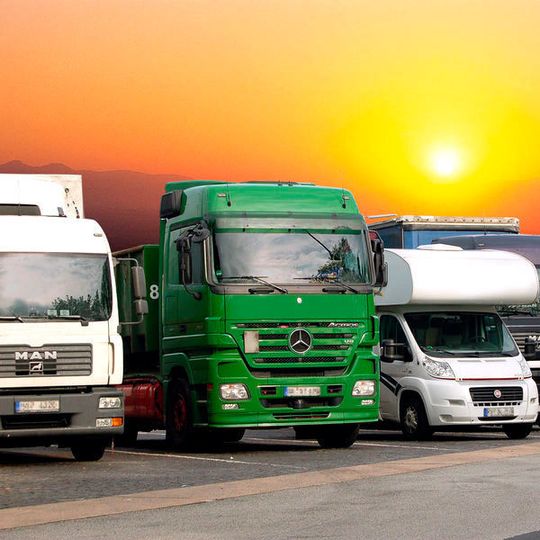 Um Nutzfahrzeuge im Stand kühlen zu können hat der Innenraumspezialist Happich eine neue Technik entwickelt. Um Nutzfahrzeuge im Stand kühlen zu können hat der Innenraumspezialist Happich eine neue Technik entwickelt.