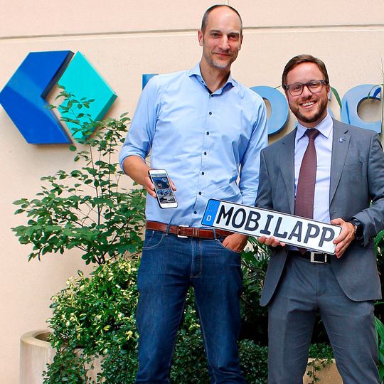 Steven Zielke (links) und Philipp Kroschke vor dem Sitz der Kroschke-Gruppe.