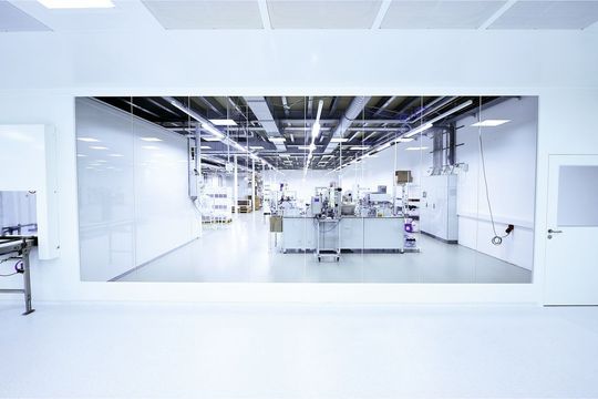 Blick aus dem Reinraum in den Bereich der Endverpackung: Das neue Gebäude bietet eine hochmoderne Fertigung nach neuestem Stand der Technik, mit kurzen Wegen und effektiver Infrastruktur. Blick aus dem Reinraum in den Bereich der Endverpackung: Das neue Gebäude bietet eine hochmoderne Fertigung nach neuestem Stand der Technik, mit kurzen Wegen und effektiver Infrastruktur.