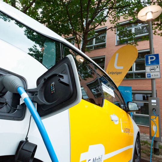 Eine von vier Straßenlaternen mit integrierter Ladestation für Elektrofahrzeuge in der Leipziger Innenstadt – hier in der Mozartstraße. Eine von vier Straßenlaternen mit integrierter Ladestation für Elektrofahrzeuge in der Leipziger Innenstadt – hier in der Mozartstraße.
