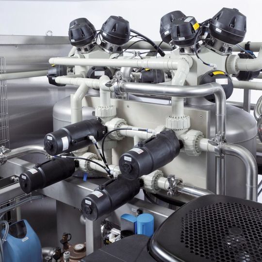 Fortschrittliche Enthärterkontrolle mit Multiblockventilen Fortschrittliche Enthärterkontrolle mit Multiblockventilen