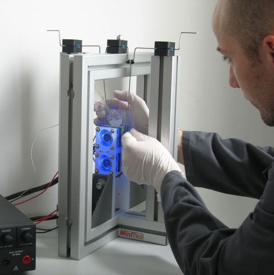 EMRS-Preisträger Rico Belitz vom THM Freiberg bestückt den Versuchsaufbau mit einem Mikroreaktor. Mit dem Aufbau konnte die Wasserstofferzeugung an pyroelektrischen Kristallen nachgewiesen werden. EMRS-Preisträger Rico Belitz vom THM Freiberg bestückt den Versuchsaufbau mit einem Mikroreaktor. Mit dem Aufbau konnte die Wasserstofferzeugung an pyroelektrischen Kristallen nachgewiesen werden.